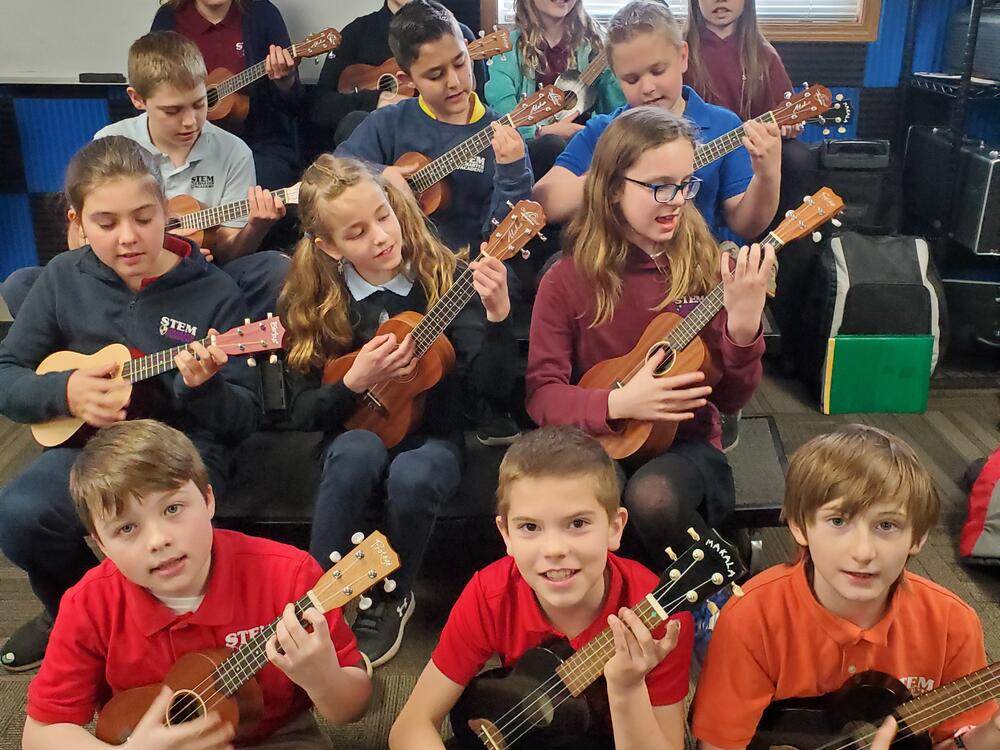 4th graders with ukuleles